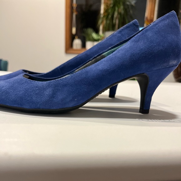 Blue Suede Anne Klein Heels - Picture 4 of 8